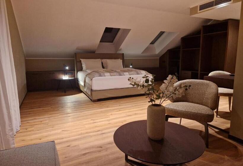 اتاق لوکس, Wehra