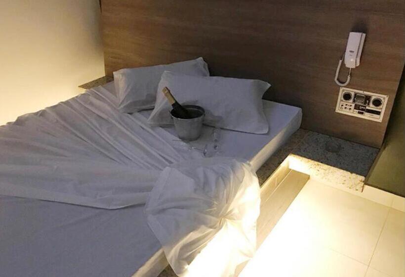 豪华套房, Motel Queen