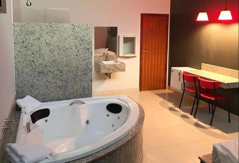 豪华套房, Motel Queen