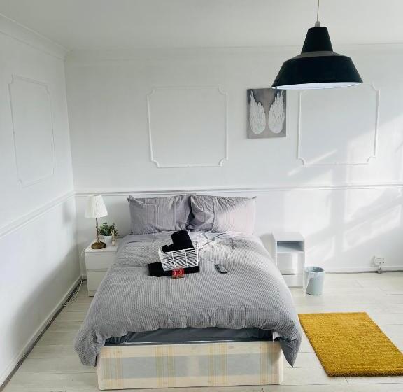 חדר דלוקס עם מרפסת, Elegant Downtown Escape