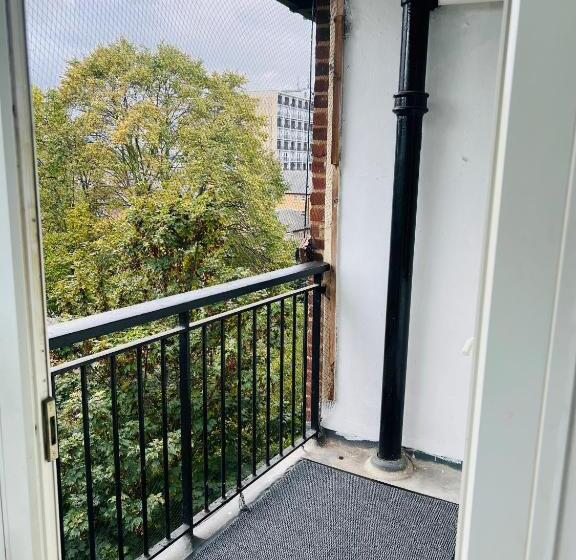 חדר דלוקס עם מרפסת, Elegant Downtown Escape