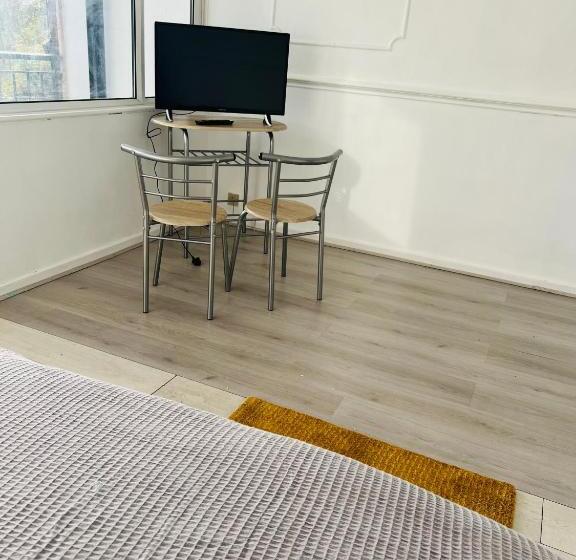 חדר דלוקס עם מרפסת, Elegant Downtown Escape