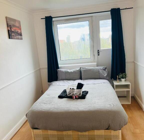 חדר סטנדרט עם מרפסת, Elegant Downtown Escape