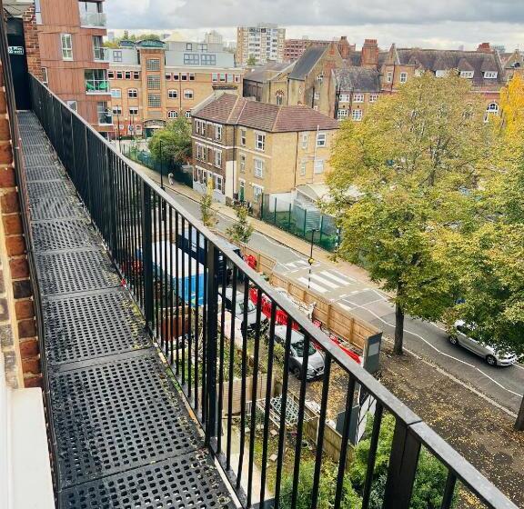 חדר סטנדרט עם מרפסת, Elegant Downtown Escape