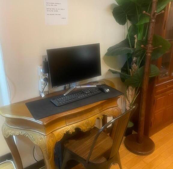 تختخواب در اتاق مشترک, Hanra Guesthouse