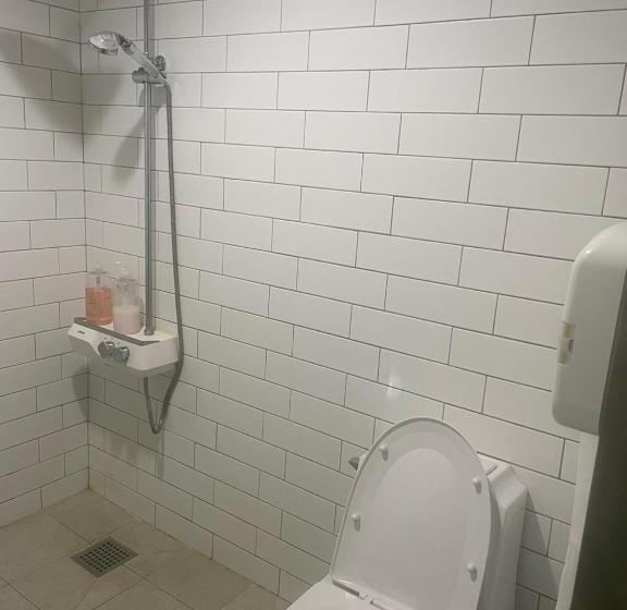 تختخواب در اتاق مشترک, Hanra Guesthouse