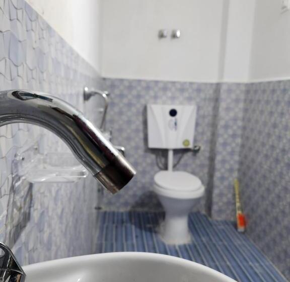 バス共有のスタンダードルーム, L Ashrum Cafe & Inn