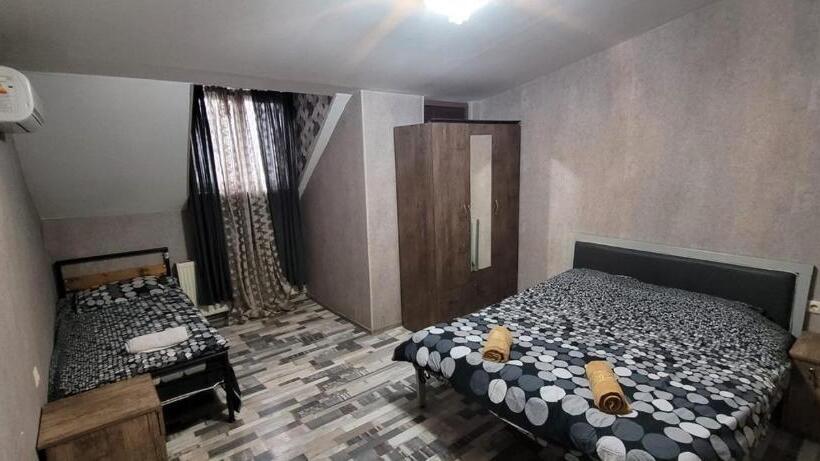 اتاق استاندارد با سرویس بهداشتی مشترک, Kiev