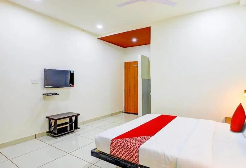Classic Kolmen Hengen Huone, Oyo Flagship Hotel Aanand Rooms