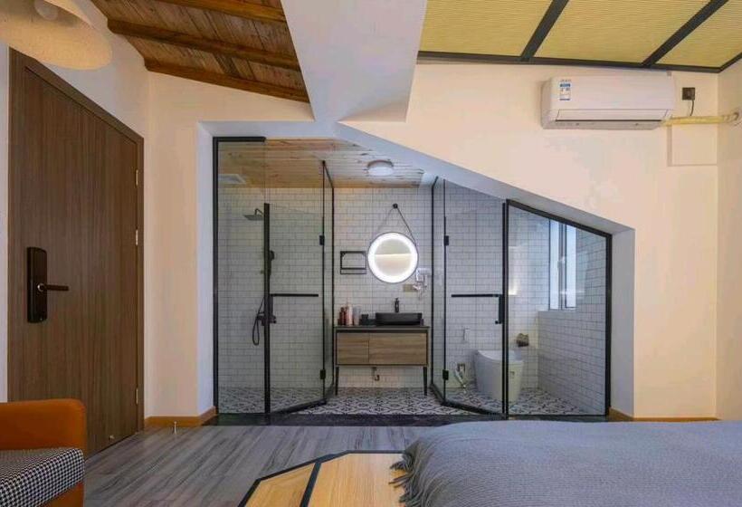 חדר סופריור, Geometric  Home White Space B&b