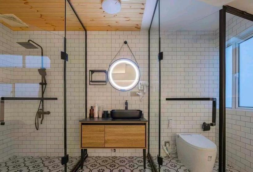 חדר סופריור, Geometric  Home White Space B&b