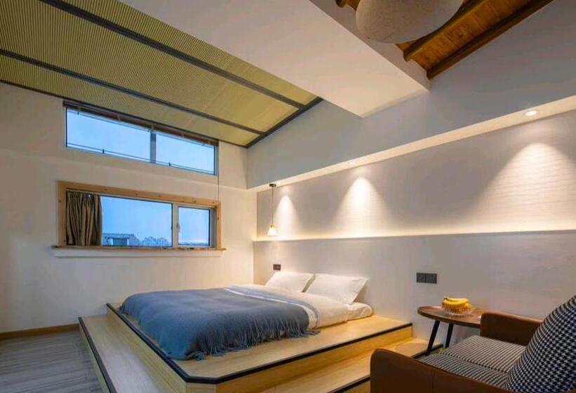 חדר סופריור, Geometric  Home White Space B&b