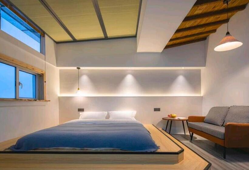 חדר סופריור, Geometric  Home White Space B&b