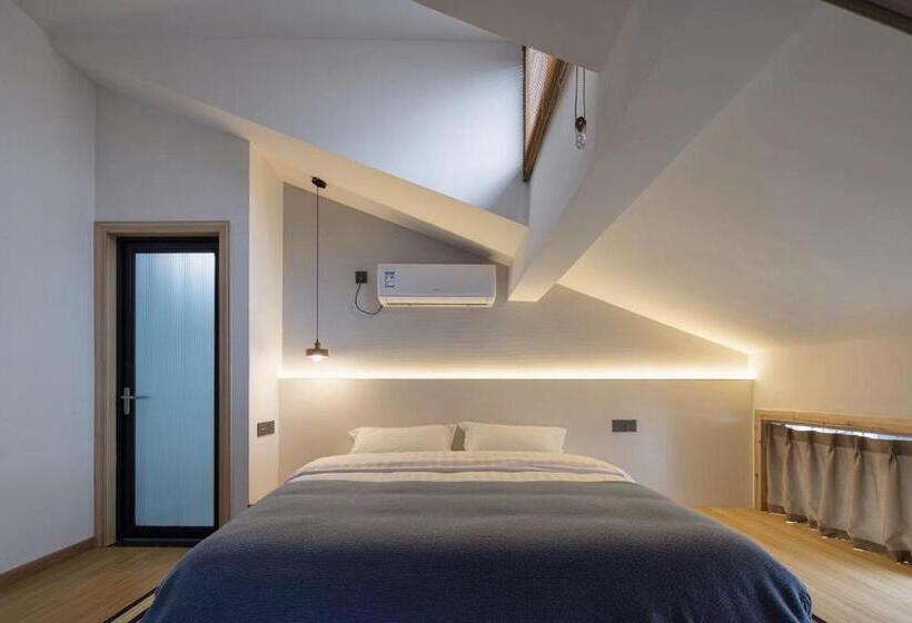 חדר סופריור, Geometric  Home White Space B&b