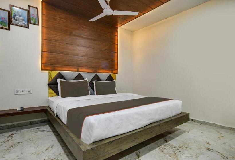 חדר קלאסי לשלושה, Dr Green