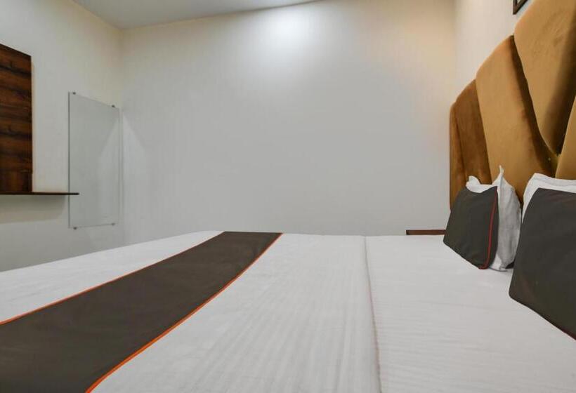 חדר קלאסי לשלושה, Dr Green