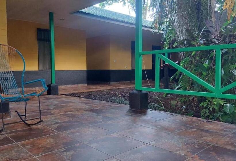 سرير فى غرفة مشتركه, Hal