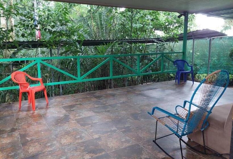 غرفة عائلية حمام مشترك, Hal