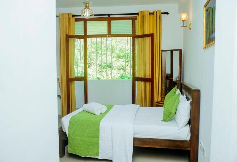 Deluxe Room with Balcony, Maharajah Grand
