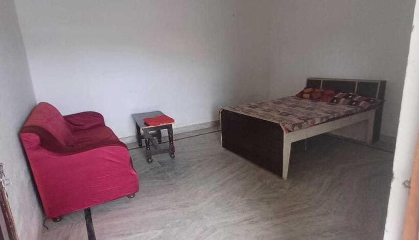 三人经典房间, Oyo Deewan Banquets & Resort