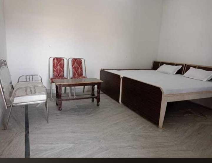 三人经典房间, Oyo Deewan Banquets & Resort