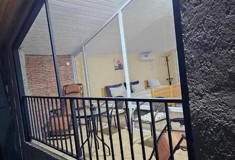 اتاق استاندارد سه نفره, Tamara