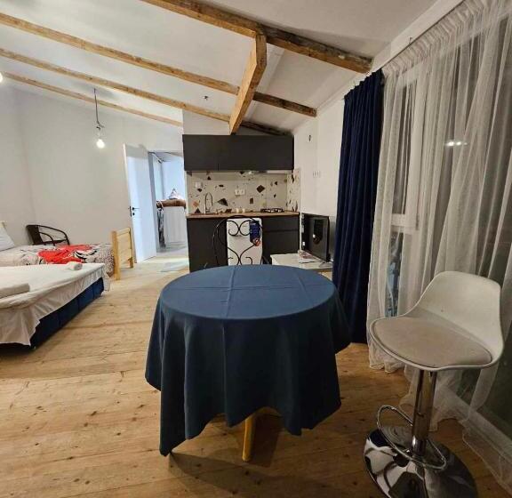 اتاق استاندارد سه تخته با بالکن, Tamara