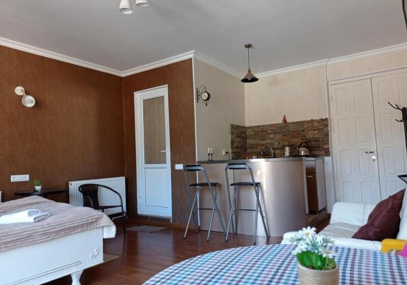 اتاق استاندارد سه تخته با بالکن, Tamara