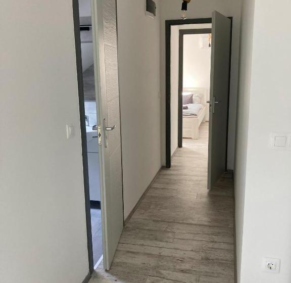 חדר משפחתי, Mezriczky Malom Kapolcs