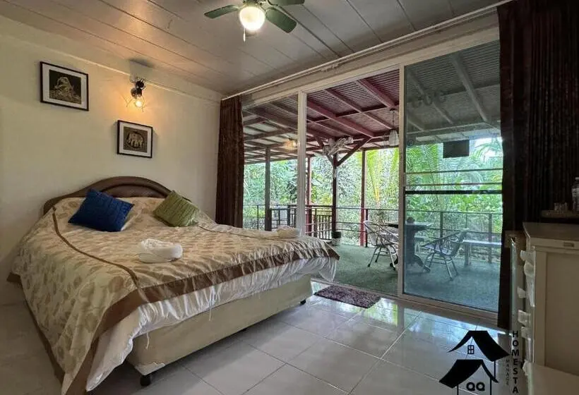 デラックスルーム, Happy Garden Resort Betong
