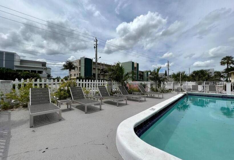 스탠다드 룸, Room In Guest Room   Elegant Remodeled Beach Hotel   05