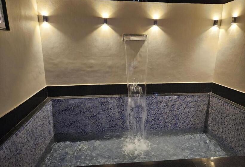 带阳台的豪华间, The Lodgers Boutique Hotel Near India Expo Centre & Mart Greater Noida