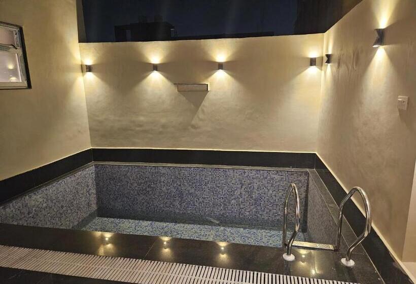 带阳台的豪华间, The Lodgers Boutique Hotel Near India Expo Centre & Mart Greater Noida