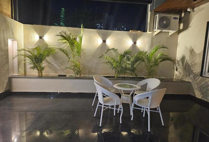 带阳台的豪华间, The Lodgers Boutique Hotel Near India Expo Centre & Mart Greater Noida