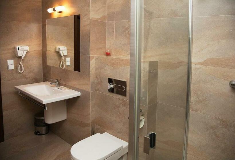 חדר קלאסי לשלושה, Biesiada