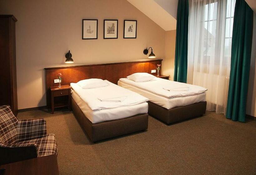 חדר קלאסי לשלושה, Biesiada