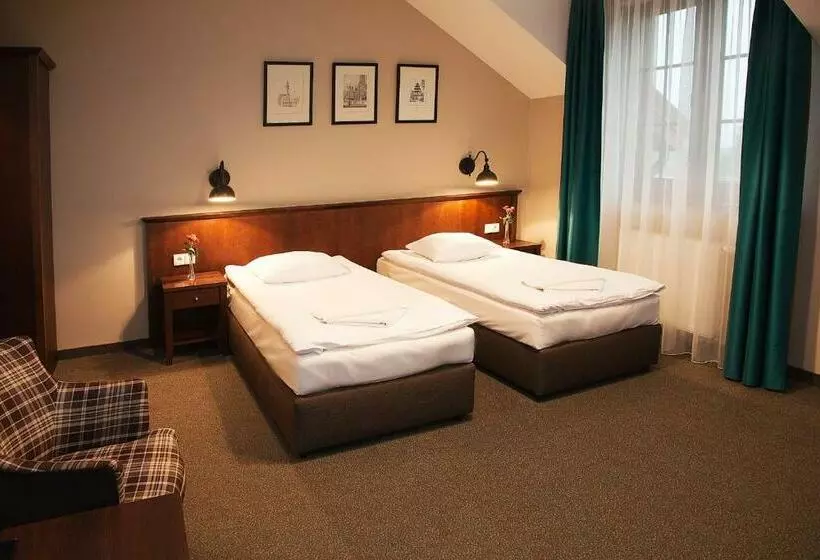 Classic Kolmen Hengen Huone, Biesiada