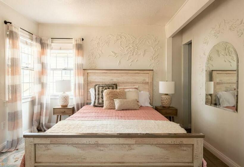 סטודיו משפחתי, Lakewood Cabins