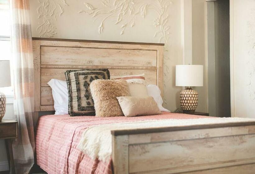 סטודיו משפחתי, Lakewood Cabins