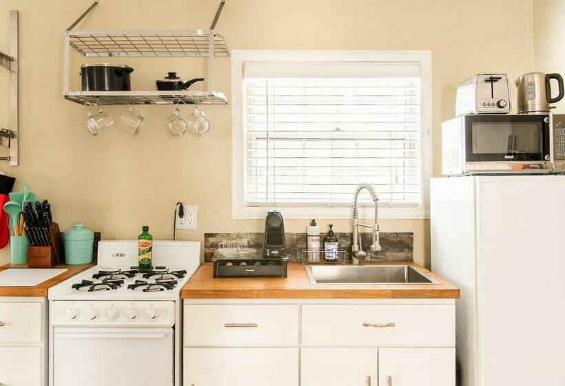 סטודיו משפחתי, Lakewood Cabins