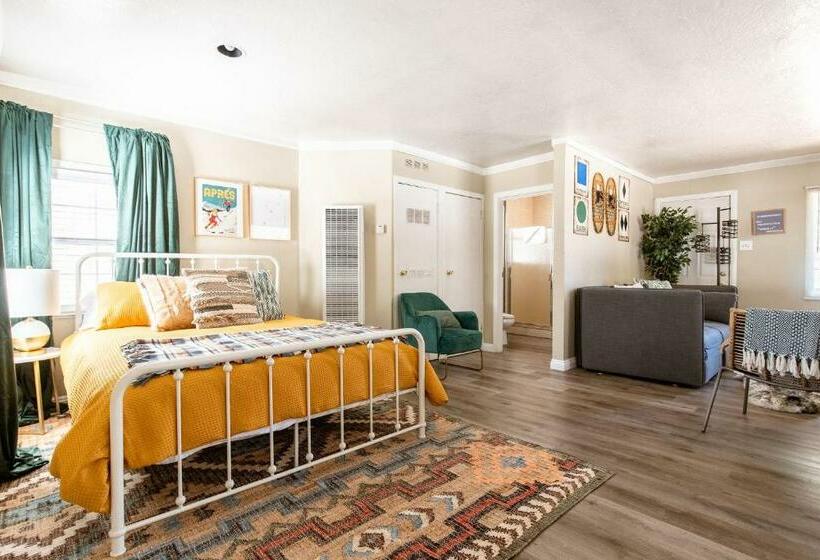 סטודיו משפחתי, Lakewood Cabins