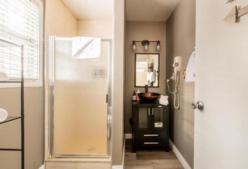 סטודיו משפחתי, Lakewood Cabins