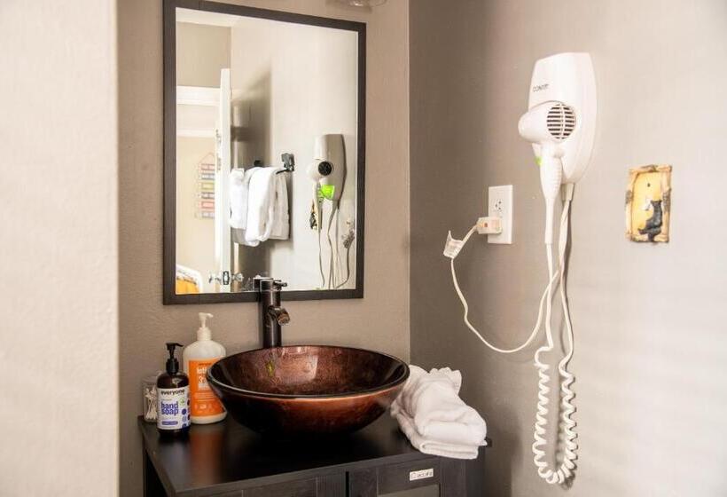 סטודיו משפחתי, Lakewood Cabins