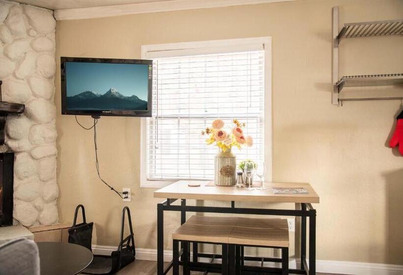 סטודיו משפחתי, Lakewood Cabins