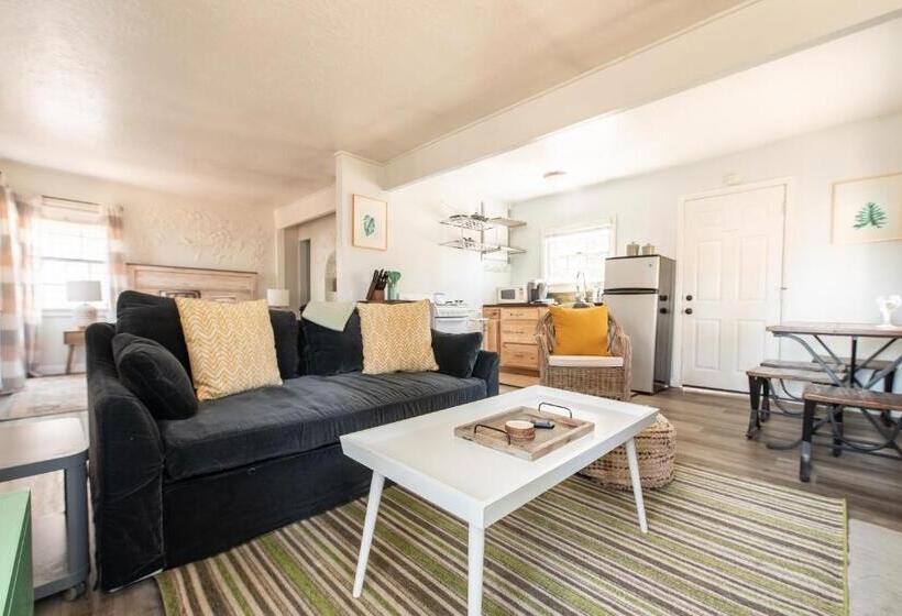 סטודיו משפחתי, Lakewood Cabins