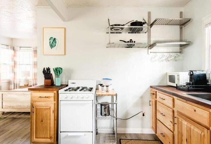 סטודיו משפחתי, Lakewood Cabins