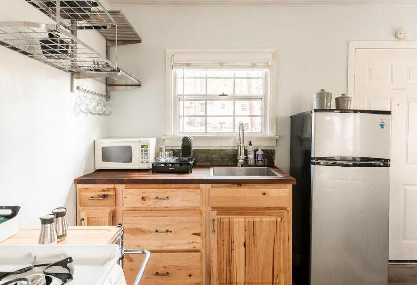 סטודיו משפחתי, Lakewood Cabins