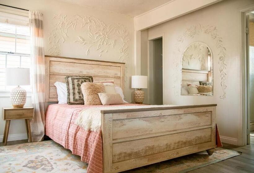 סטודיו משפחתי, Lakewood Cabins