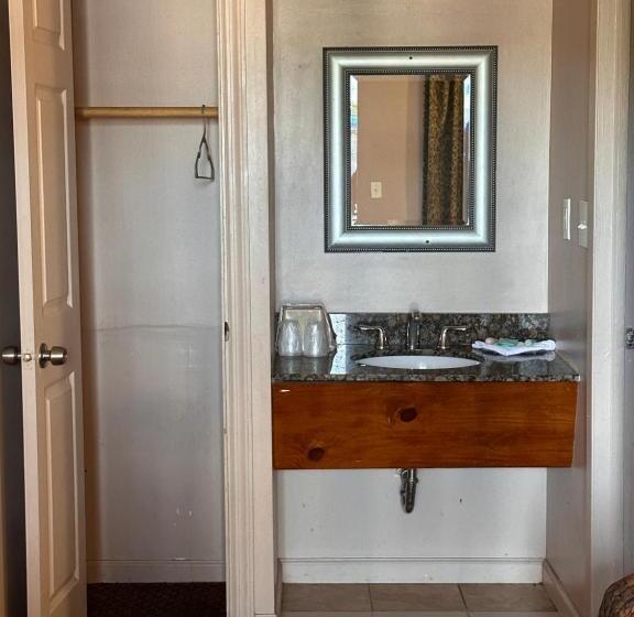 اتاق استاندارد, The Starwood Inn