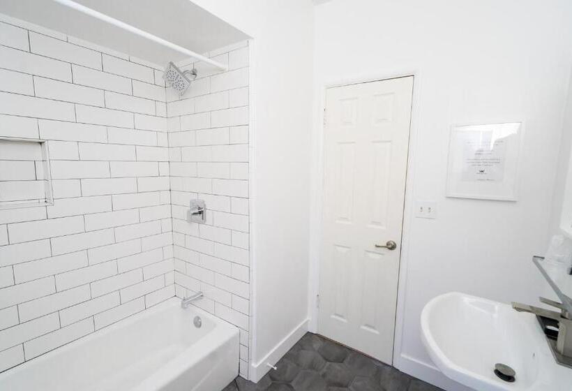 디럭스 스위트 킹 침대, Viking Inn